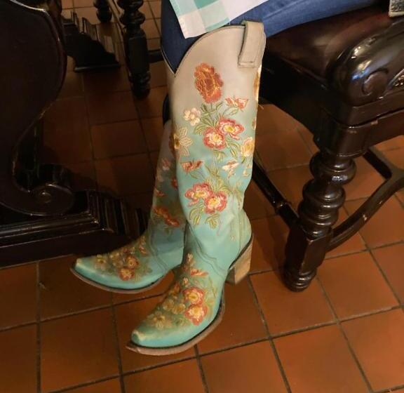 Trail Boss King Ensuite Prairie Rose B&b 1200 Sq Ft Suite