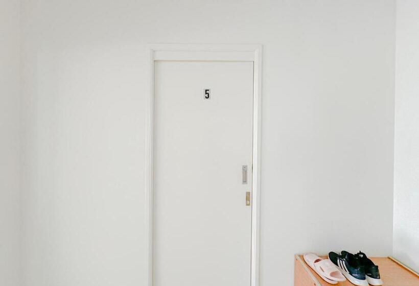 Отель Sydney Farm Stay Live With Nature And Animals