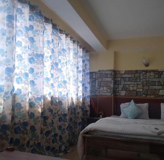 هتل The Lhonark Leisure