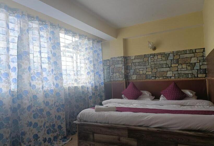 هتل The Lhonark Leisure