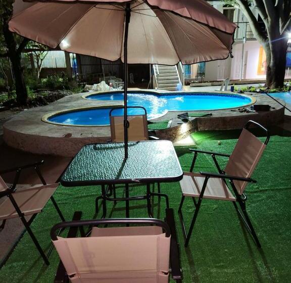 هتل Wally World Inn