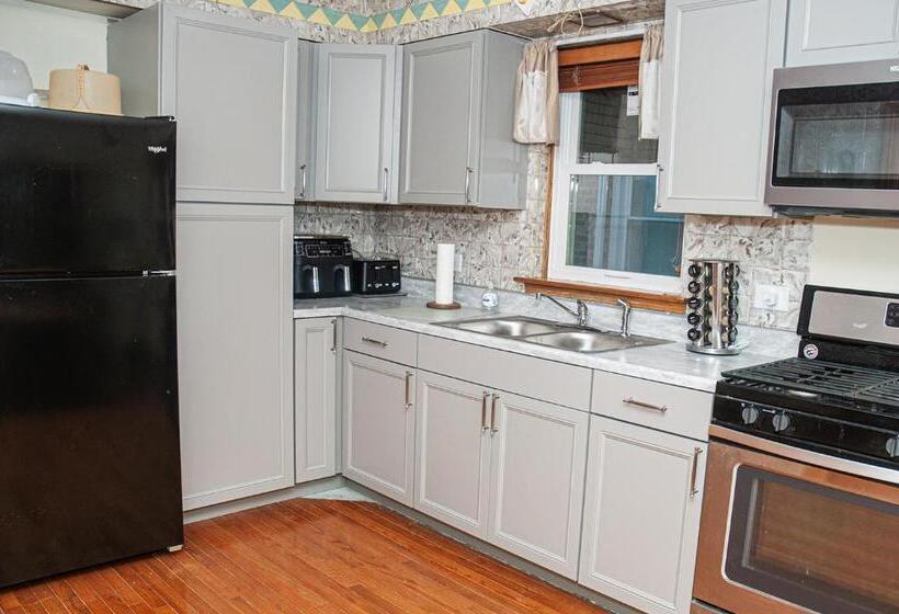 بنسيون 3 Bedroom, 2 Bathroom, Full Finished Basement Bungalow, Near Oaklawn