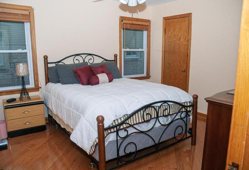 بنسيون 3 Bedroom, 2 Bathroom, Full Finished Basement Bungalow, Near Oaklawn