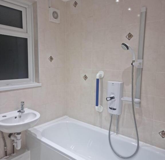 Pensão Spacious & Comfortable Ensuite Room In Lovely Home