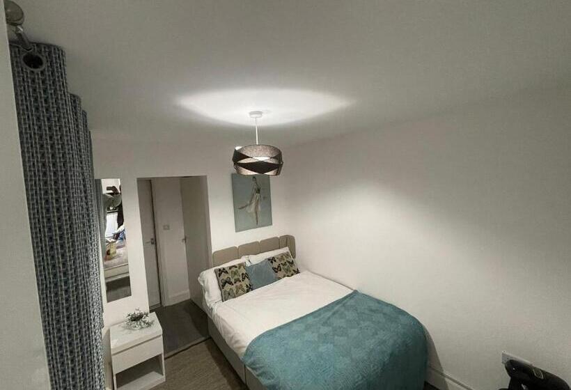 Pensão Spacious & Comfortable Ensuite Room In Lovely Home