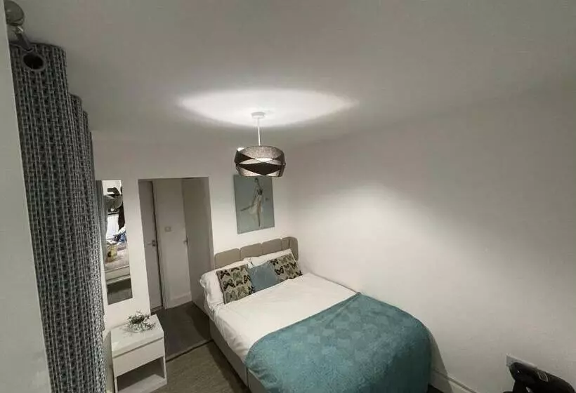 ペンション Spacious & Comfortable Ensuite Room In Lovely Home