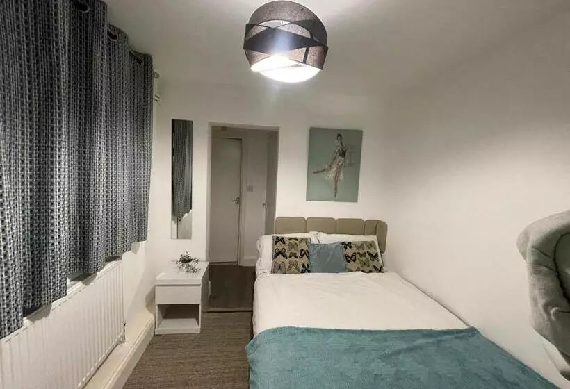 ペンション Spacious & Comfortable Ensuite Room In Lovely Home