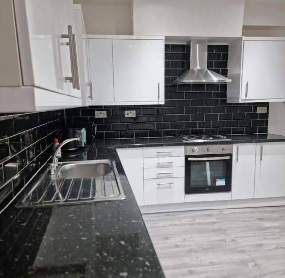 Pensão Spacious & Comfortable Ensuite Room In Lovely Home