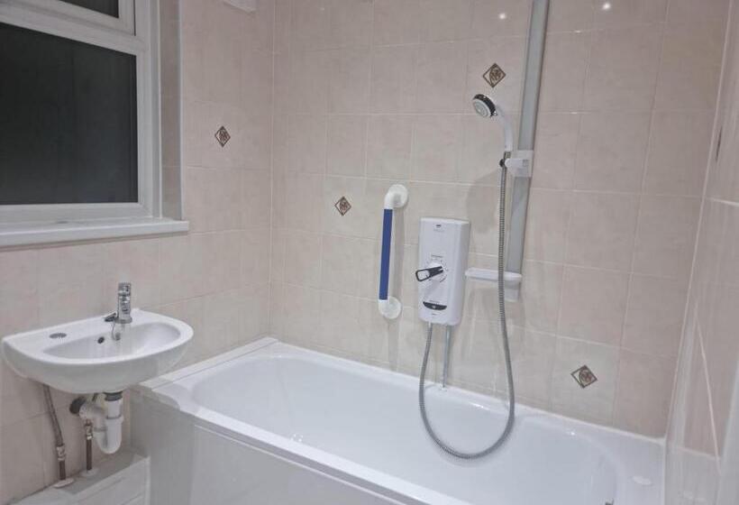 Pensão Spacious & Comfortable Ensuite Room In Lovely Home