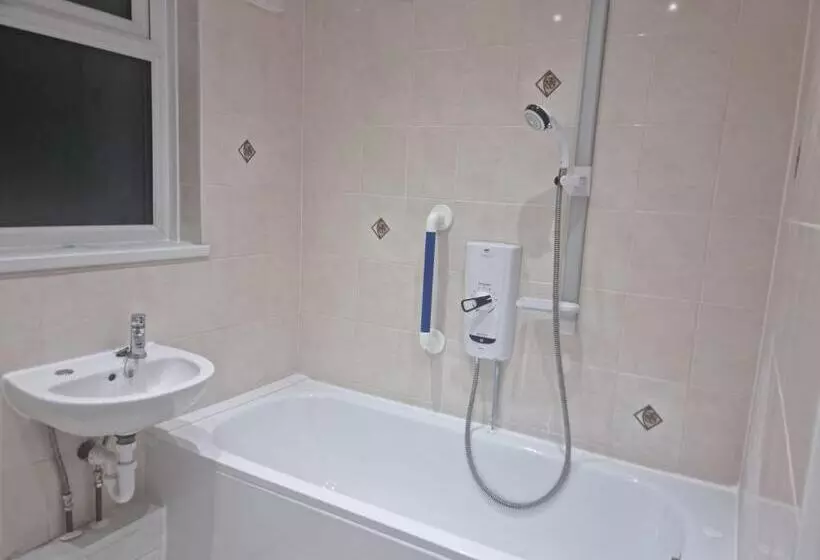 ペンション Spacious & Comfortable Ensuite Room In Lovely Home