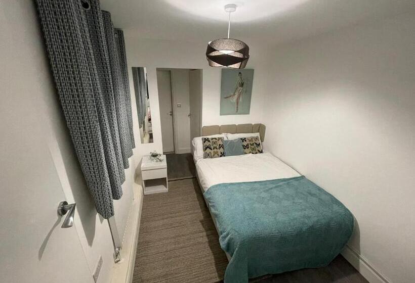 Pensão Spacious & Comfortable Ensuite Room In Lovely Home