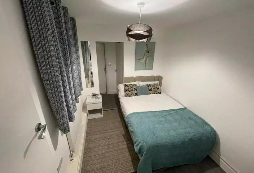 ペンション Spacious & Comfortable Ensuite Room In Lovely Home
