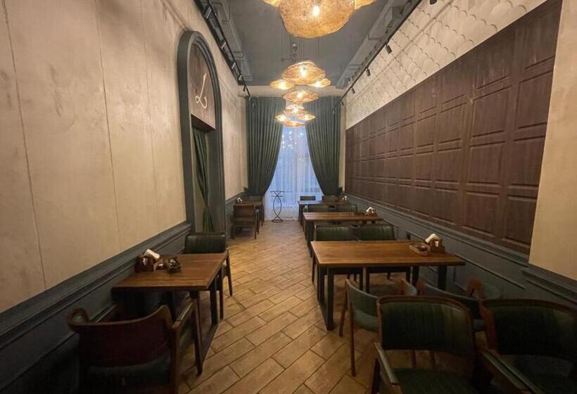 Royal Apartments R House