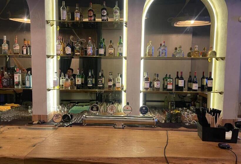 Royal Apartments R House