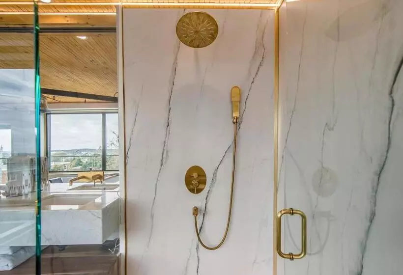 تختخواب و صبحانه Penthouse   Spa Inspired Guest Suite, Halifax Rooftop Home