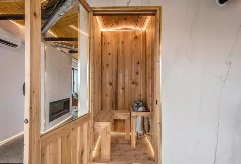 تختخواب و صبحانه Penthouse   Spa Inspired Guest Suite, Halifax Rooftop Home