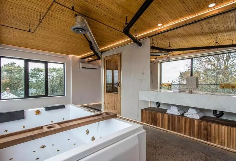 تختخواب و صبحانه Penthouse   Spa Inspired Guest Suite, Halifax Rooftop Home