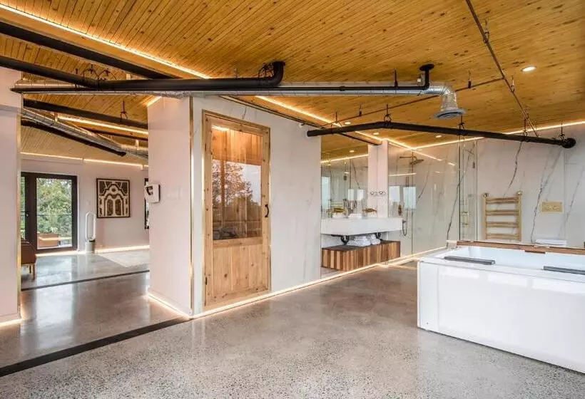 تختخواب و صبحانه Penthouse   Spa Inspired Guest Suite, Halifax Rooftop Home