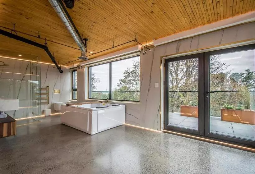 تختخواب و صبحانه Penthouse   Spa Inspired Guest Suite, Halifax Rooftop Home