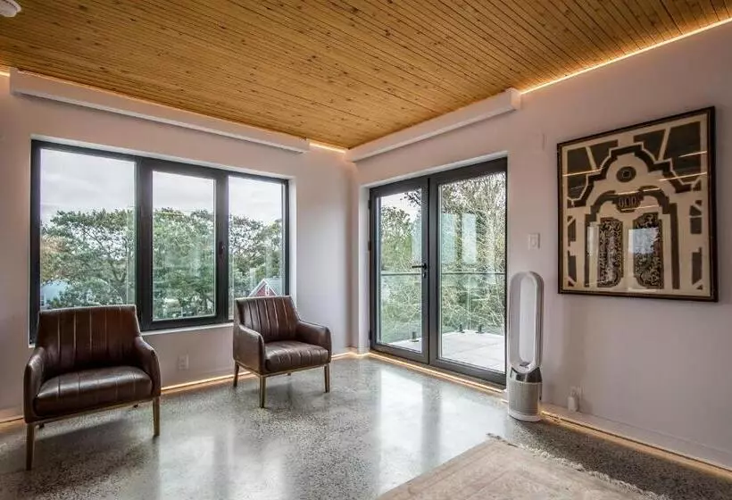 تختخواب و صبحانه Penthouse   Spa Inspired Guest Suite, Halifax Rooftop Home