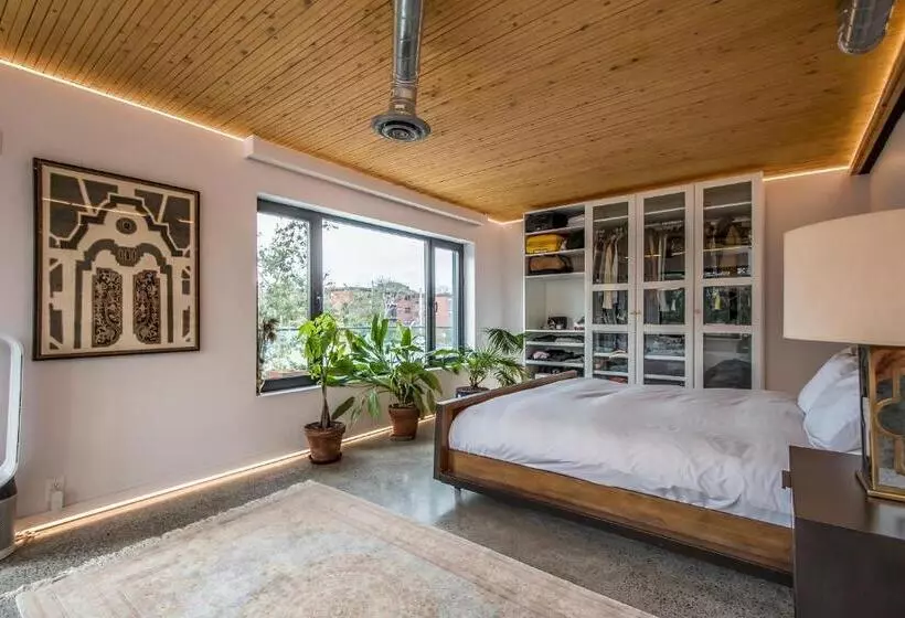 تختخواب و صبحانه Penthouse   Spa Inspired Guest Suite, Halifax Rooftop Home