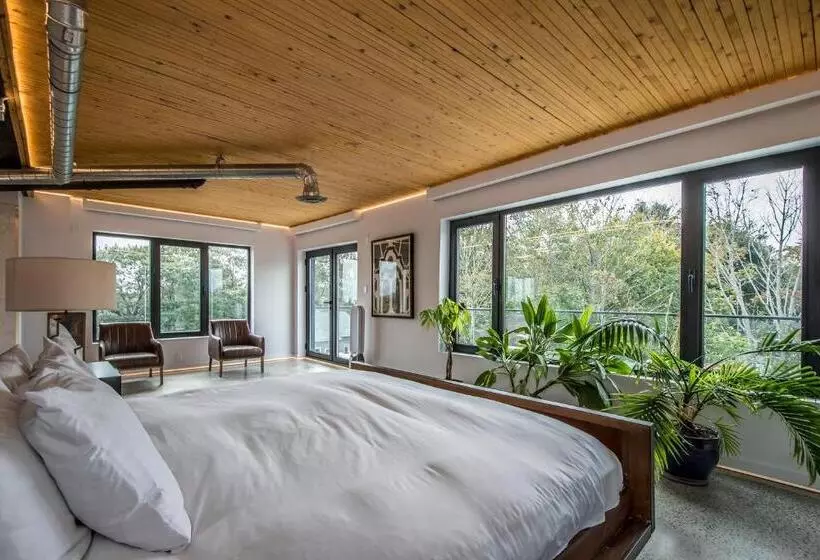 تختخواب و صبحانه Penthouse   Spa Inspired Guest Suite, Halifax Rooftop Home