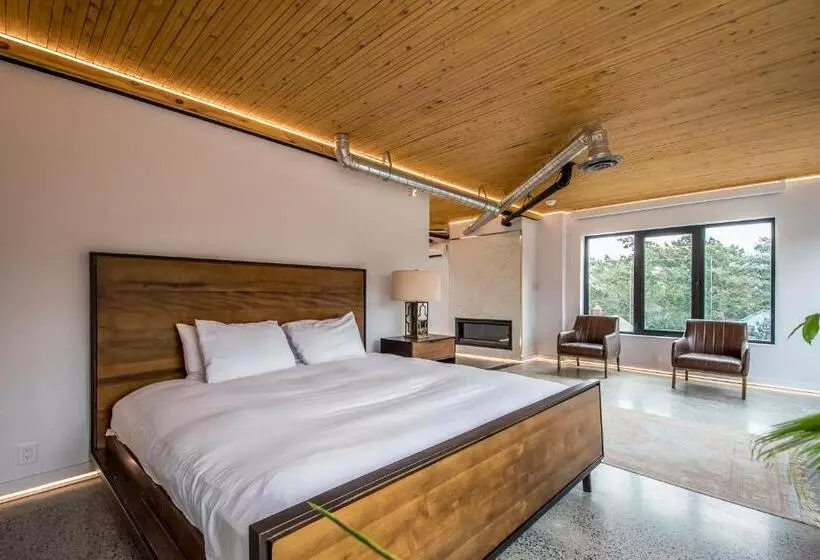 تختخواب و صبحانه Penthouse   Spa Inspired Guest Suite, Halifax Rooftop Home