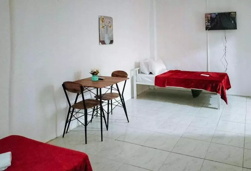 Hotelli Reddoorz At Rio Bella Lacson St Bacolod