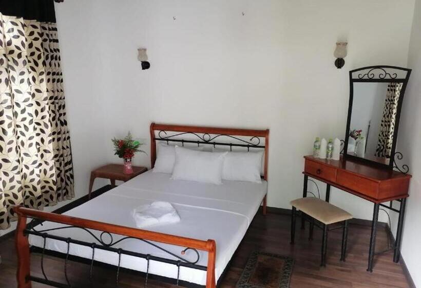 Hotelli Rp Rohamton Bungalow And Coffee Bar