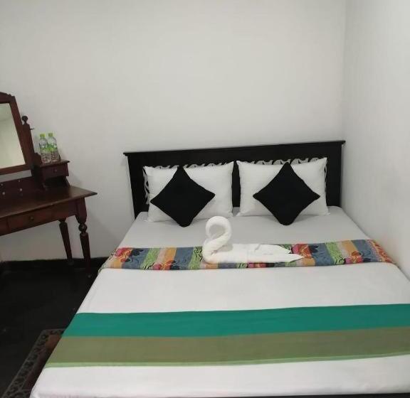 Hotelli Rp Rohamton Bungalow And Coffee Bar