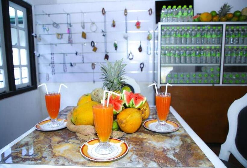 Hotelli Rp Rohamton Bungalow And Coffee Bar