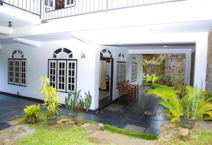 Hotelli Rp Rohamton Bungalow And Coffee Bar