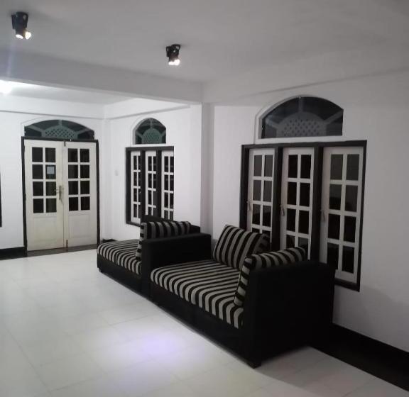 Hotelli Rp Rohamton Bungalow And Coffee Bar