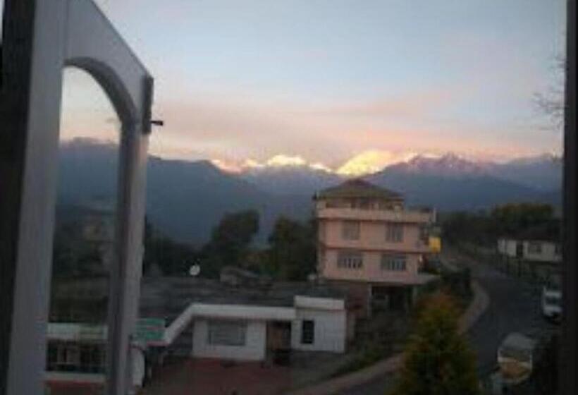 בית מלון כפרי Siniolchu Pelling , New Helipad Road , Pelling , Sikkim