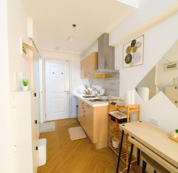 Cozy Oasis, Mountain + Skyline View, Free Pool