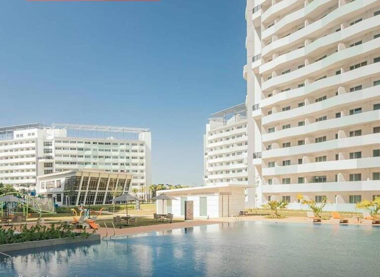 Cozy Oasis, Mountain + Skyline View, Free Pool