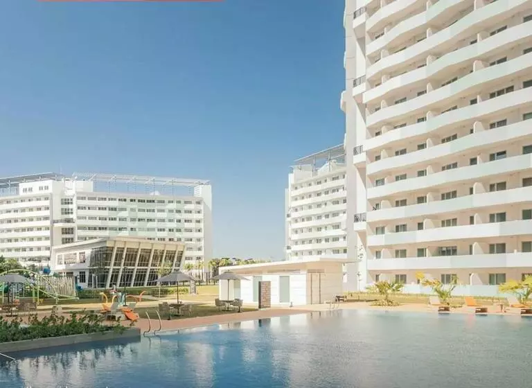 Cozy Oasis, Mountain + Skyline View, Free Pool