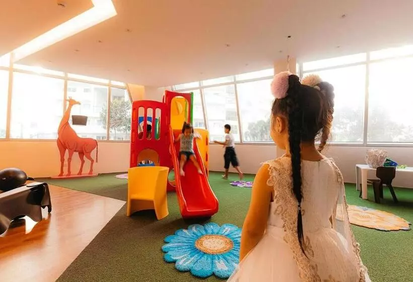 Cozy Oasis, Mountain + Skyline View, Free Pool