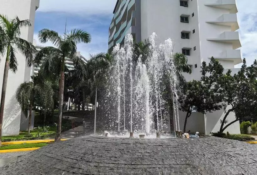 Cozy Oasis, Mountain + Skyline View, Free Pool