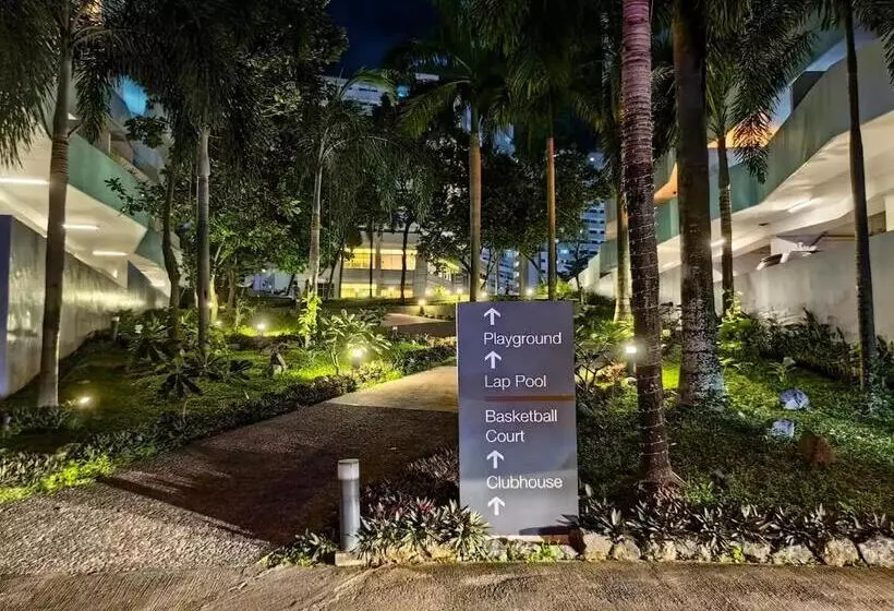 Cozy Oasis, Mountain + Skyline View, Free Pool