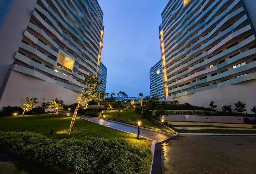 Cozy Oasis, Mountain + Skyline View, Free Pool