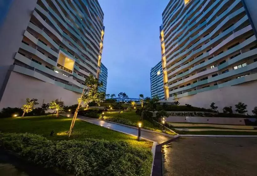 Cozy Oasis, Mountain + Skyline View, Free Pool