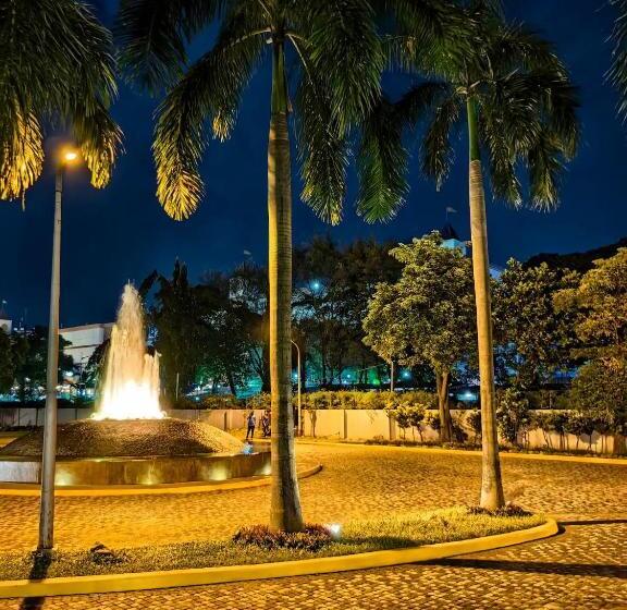 Cozy Oasis, Mountain + Skyline View, Free Pool