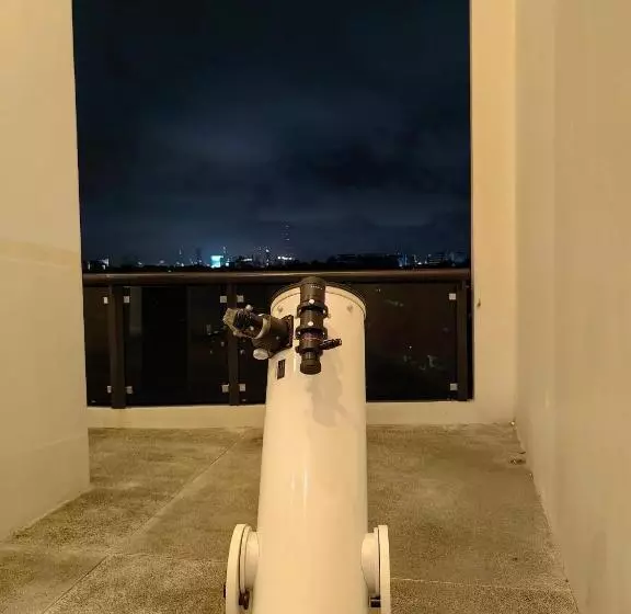 Cozy Oasis, Mountain + Skyline View, Free Pool