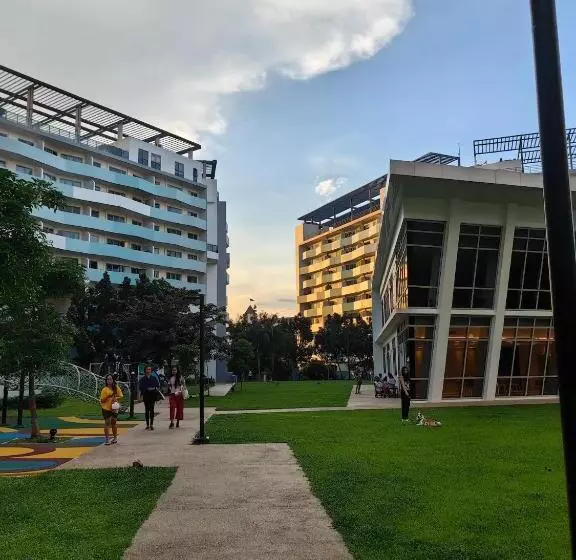Cozy Oasis, Mountain + Skyline View, Free Pool