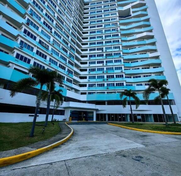 Cozy Oasis, Mountain + Skyline View, Free Pool