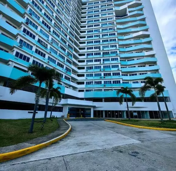 Cozy Oasis, Mountain + Skyline View, Free Pool