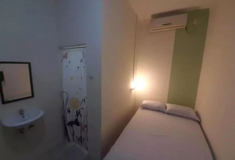 Hotelli Oyo 93274 Oren Home Bekasi