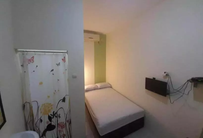 Hotelli Oyo 93274 Oren Home Bekasi