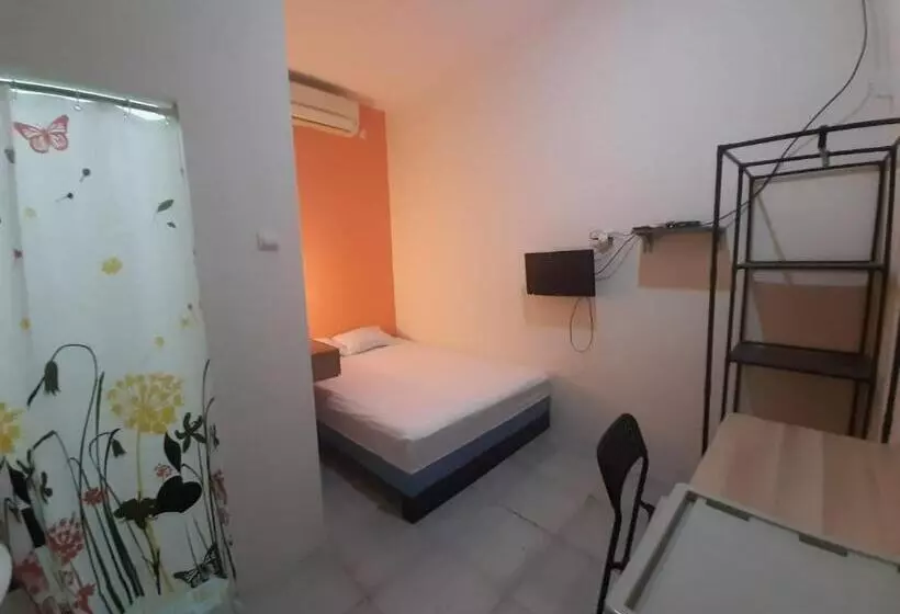 Hotelli Oyo 93274 Oren Home Bekasi